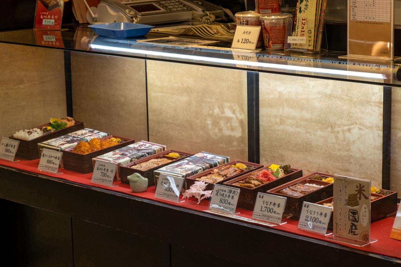 登利平（アズ熊谷店）のお弁当サンプルケース