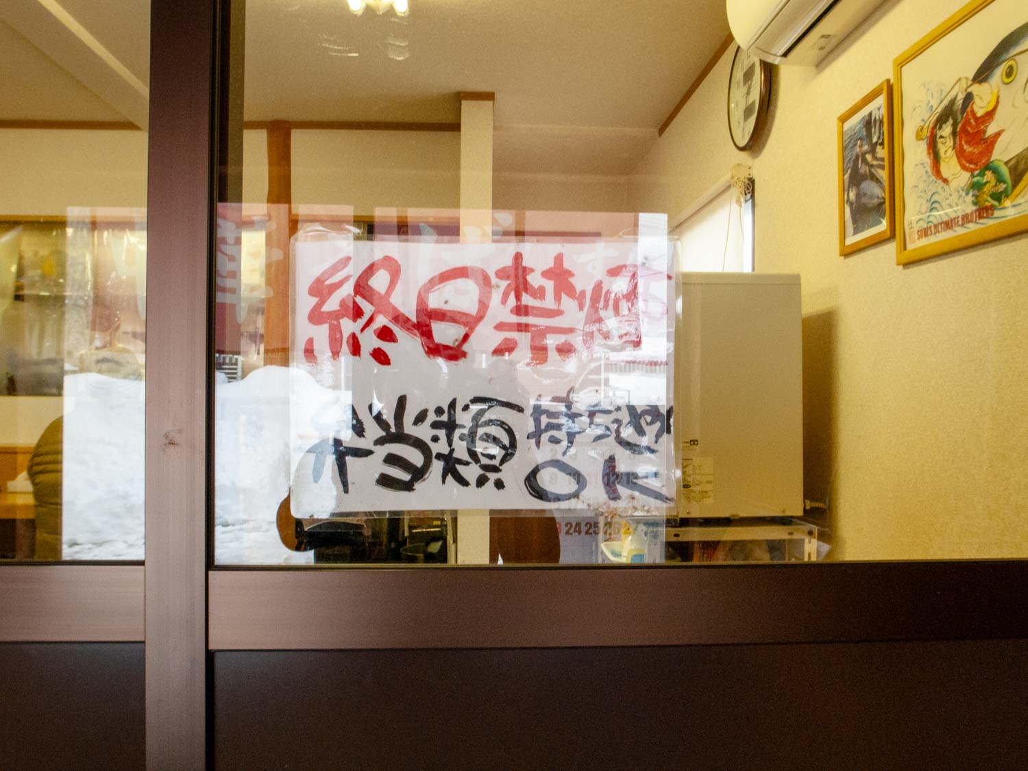 「中華そば すわ」の入口ドア