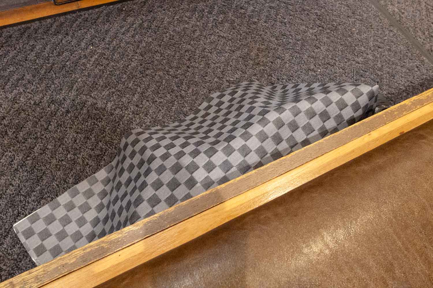 焼肉南大門の通路に置いた靴が汚れないようにするカバー